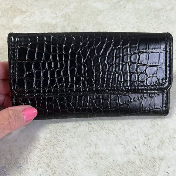 Liz Claiborne Black Snakeskin Embossed Wallet - Picture 2 of 4